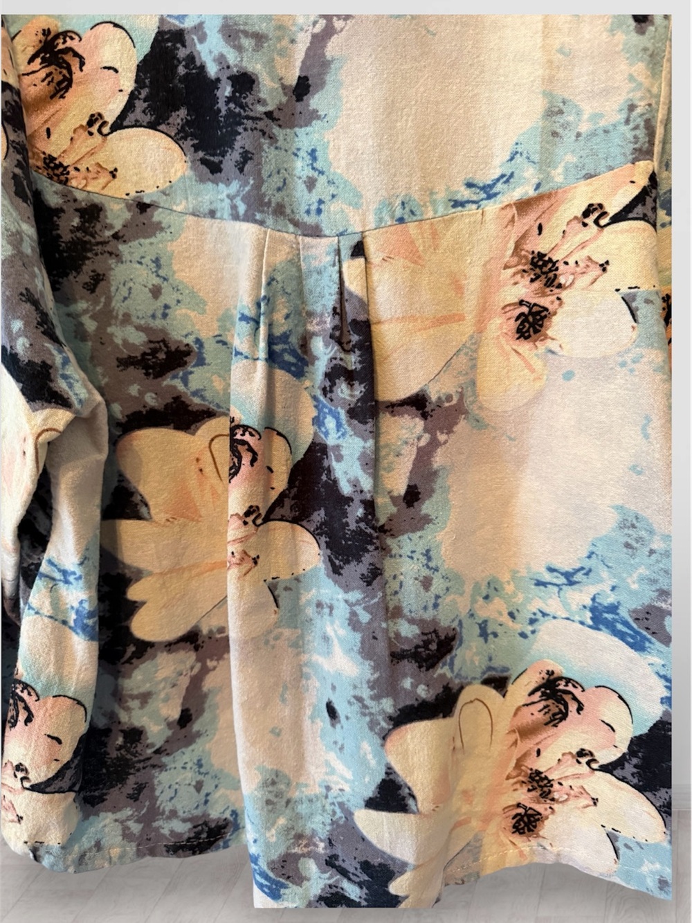 Beautiful Brand Floral Abstract Long Sleeve Blouse - Size Small - Blue/Cream - Picture 5 of 5